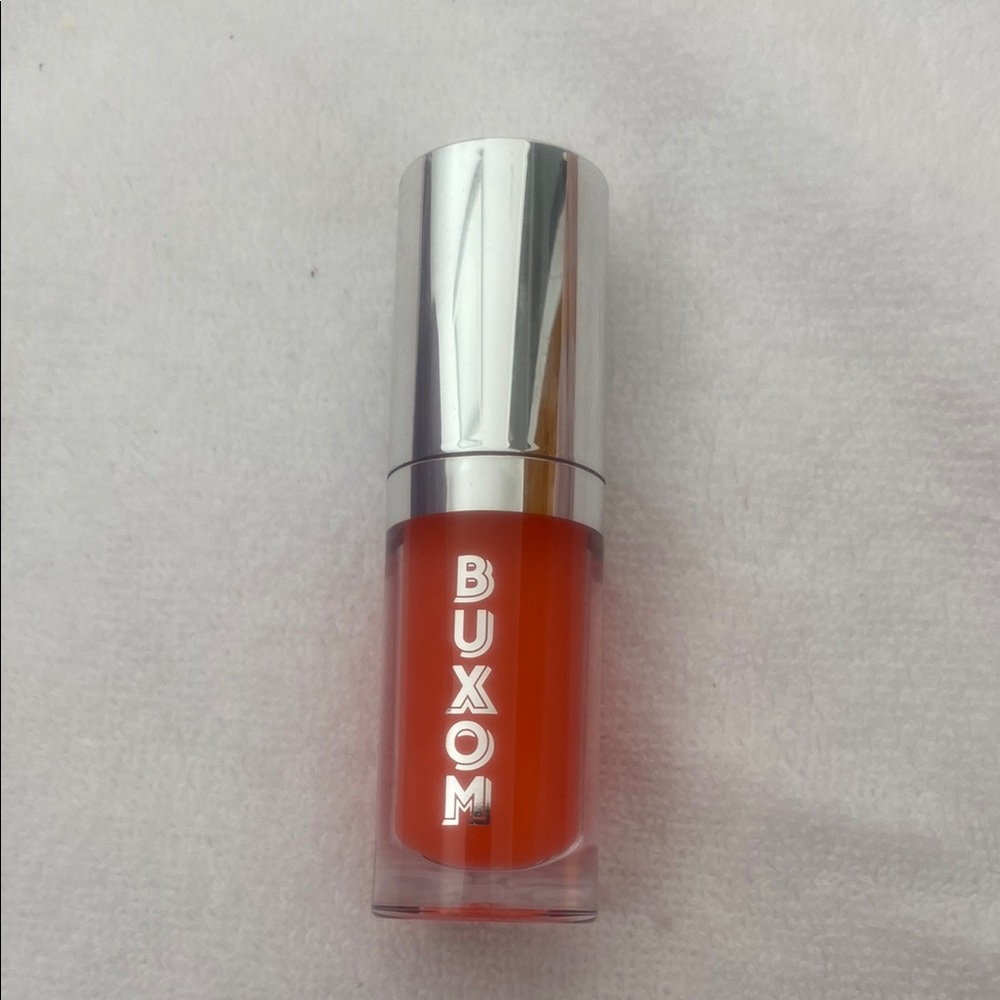 Buxom full-on plumping lip oil in Trixie